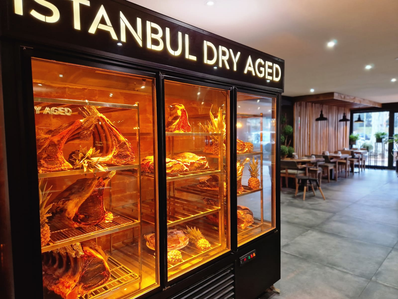 Salle du restaurant à Narbonne Istanbul. Notre restaurant en centre de Narbonne vous propose ses spécialités turques et vous fait vivre un voyage Culinaire inédit. Un parking est juste en face de notre restaurant